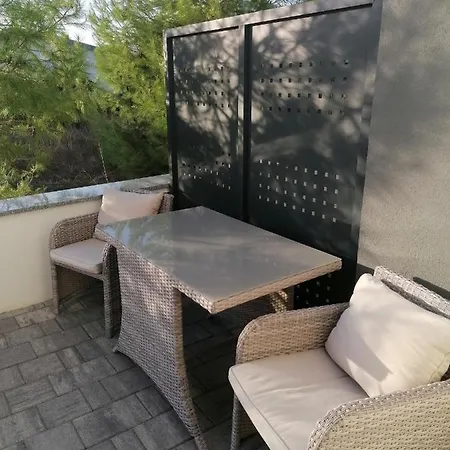 Luisa Apartment Vir